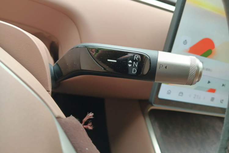 Used ONVO Luxeed L90 2025 Model—Ultra Six-Seater Version Gear Lever