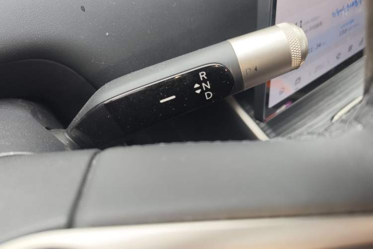 Used ONVO Luxeed L90 2025 Model—Pro Six-Seater Version Gear Lever