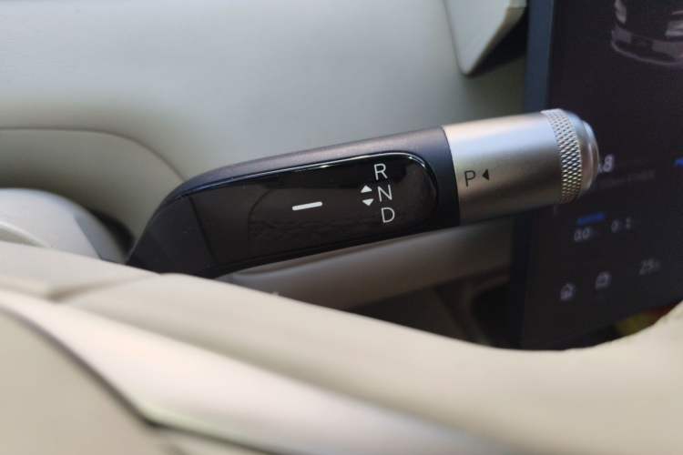 Used ONVO Luxeed L90 2025 Model—Ultra Six-Seater Version Gear Lever
