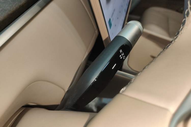 Used ONVO Luxeed L90 2025 Model—Max Six-Seater Version Gear Lever