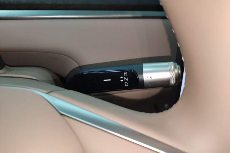 Used ONVO Luxeed L90 2025 Model—Ultra Six-Seater Version Gear Lever