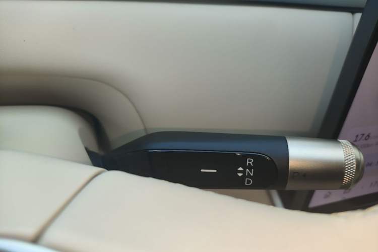 Used ONVO Luxeed L90 2025 Model—Max Six-Seater Version Gear Lever