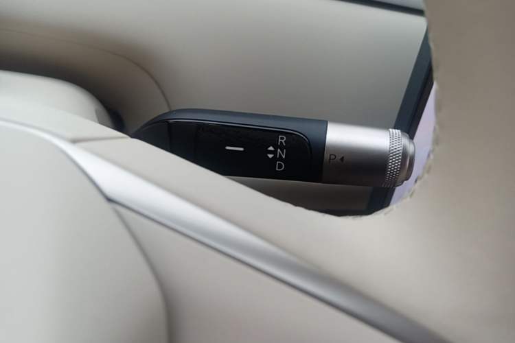 Used ONVO Luxeed L90 2025 Model—Max Six-Seater Version Gear Lever