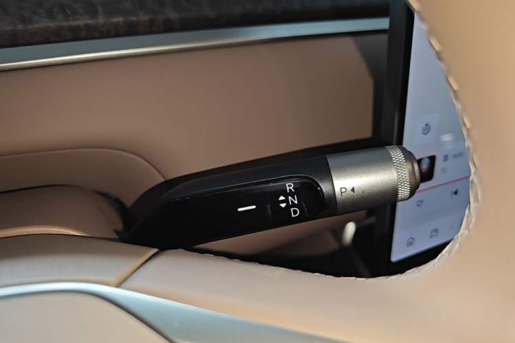 Used ONVO Luxeed L90 2025 Model—Max Six-Seater Version Gear Lever