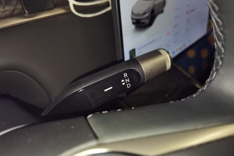 Used ONVO Luxeed L90 2025 Model—Max Six-Seater Version Gear Lever