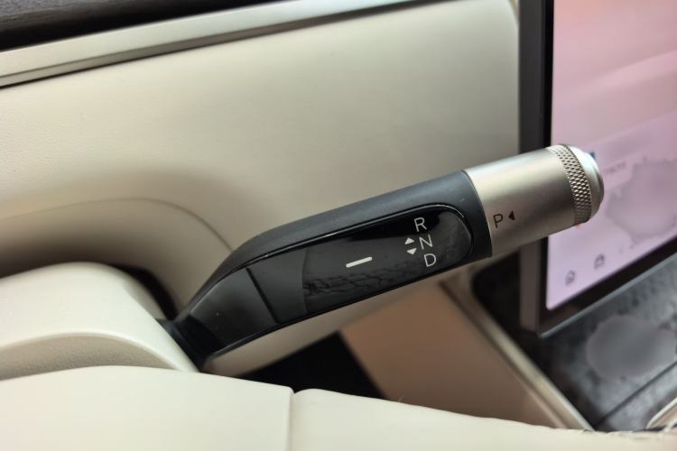 Used ONVO Luxeed L90 2025 Model—Ultra Six-Seater Version Gear Lever
