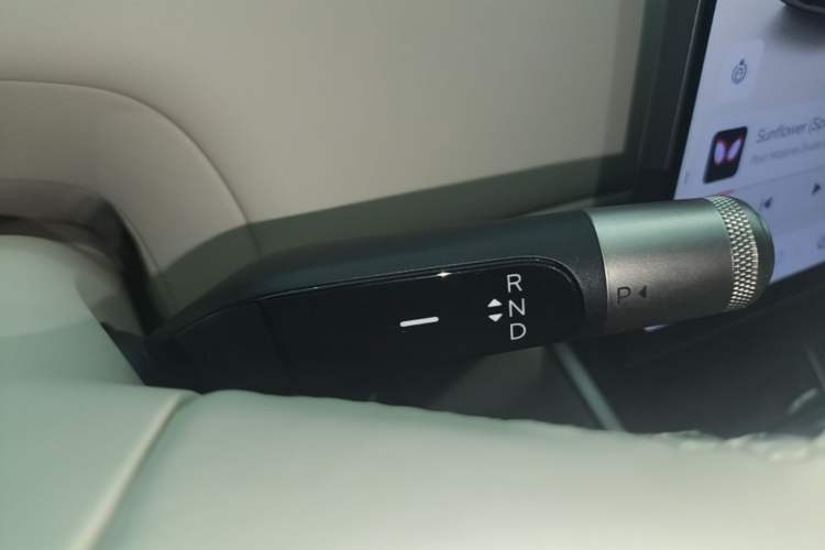 Used ONVO Luxeed L90 2025 Model—Ultra Six-Seater Version Gear Lever
