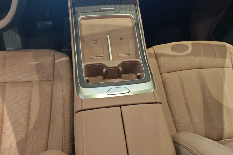 Used ONVO Luxeed L90 2025 Model—Max Six-Seater Version Gear Lever