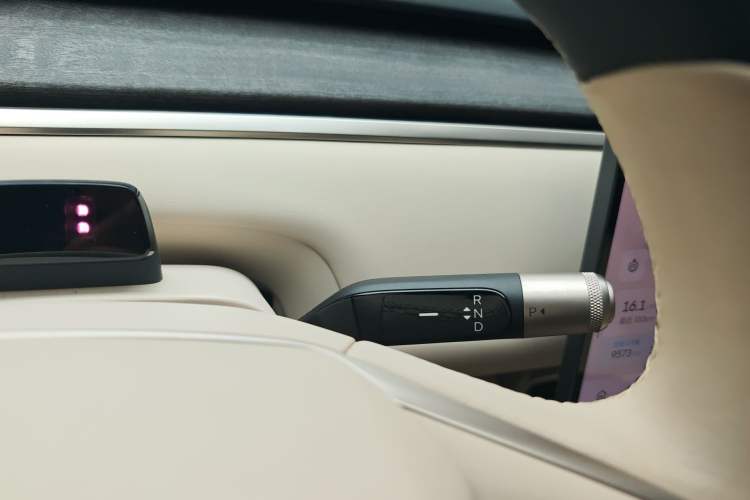 Used ONVO Luxeed L90 2025 Model—Pro Six-Seater Version Gear Lever