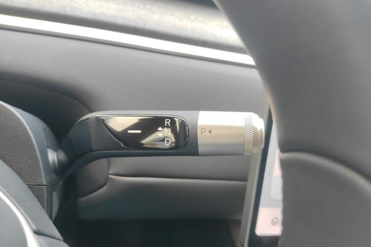 Used ONVO Luxeed L90 2025 Model—Ultra Six-Seater Version Gear Lever