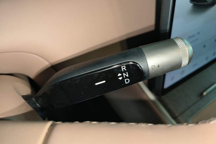 Used ONVO Luxeed L90 2025 Model—Max Six-Seater Version Gear Lever