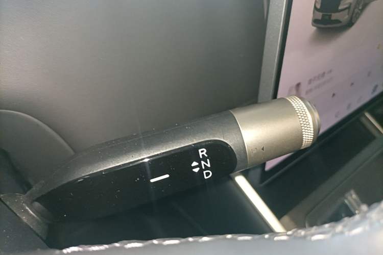 Used ONVO Luxeed L90 2025 Model—Ultra Six-Seater Version Gear Lever