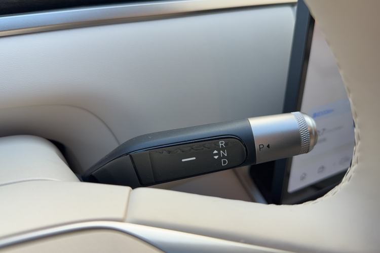Used ONVO Luxeed L90 2025 Model—Max Six-Seater Version Gear Lever