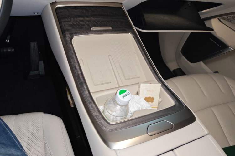 Used ONVO Luxeed L90 2025 Model—Max Six-Seater Version Gear Lever