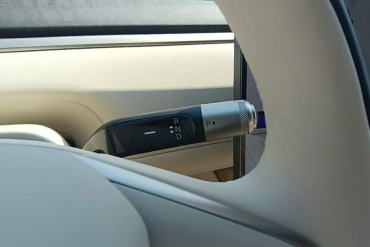Used ONVO Luxeed L90 2025 Model—Ultra Six-Seater Version Gear Lever