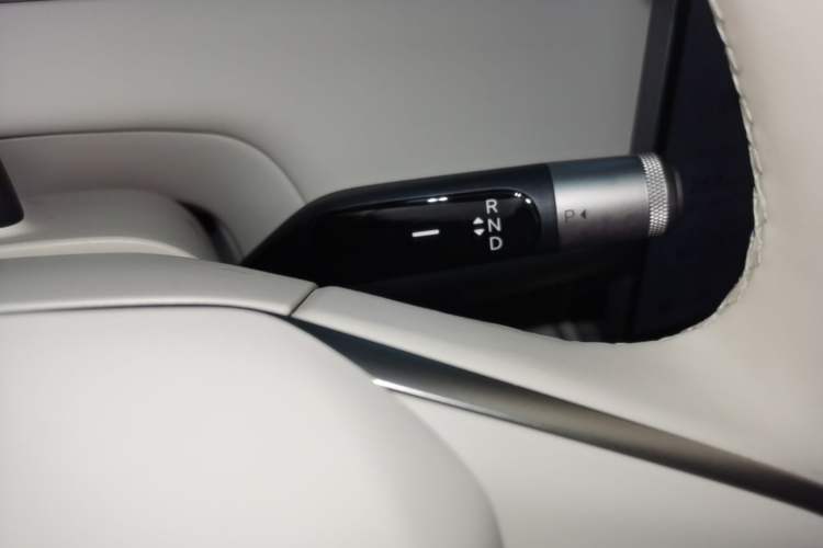 Used ONVO Luxeed L90 2025 Model—Ultra Six-Seater Version Gear Lever
