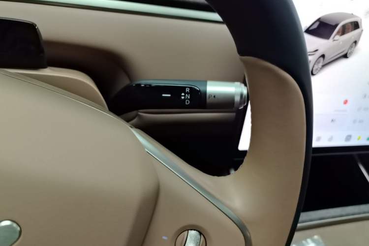 Used ONVO Luxeed L90 2025 Model—Ultra Six-Seater Version Gear Lever