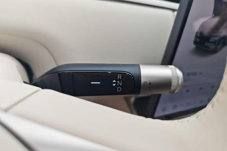 Used ONVO Luxeed L90 2025 Model—Ultra Six-Seater Version Gear Lever