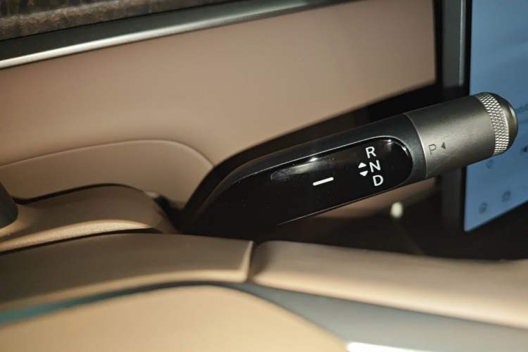 Used ONVO Luxeed L90 2025 Model—Max Six-Seater Version Gear Lever