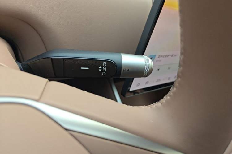 Used ONVO Luxeed L90 2025 Model—Max Six-Seater Version Gear Lever