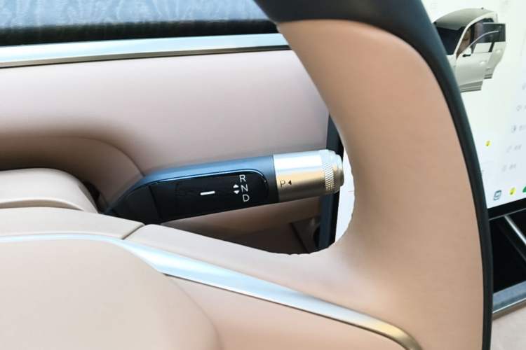 Used ONVO Luxeed L90 2025 Model—Max Six-Seater Version Gear Lever