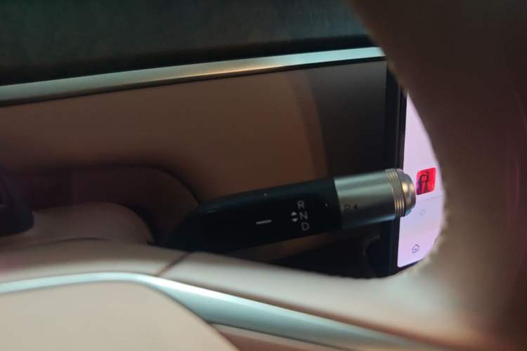 Used ONVO Luxeed L90 2025 Model—Max Six-Seater Version Gear Lever
