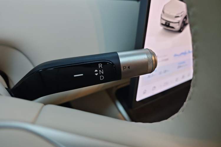 Used ONVO Luxeed L90 2025 Model—Max Six-Seater Version Gear Lever