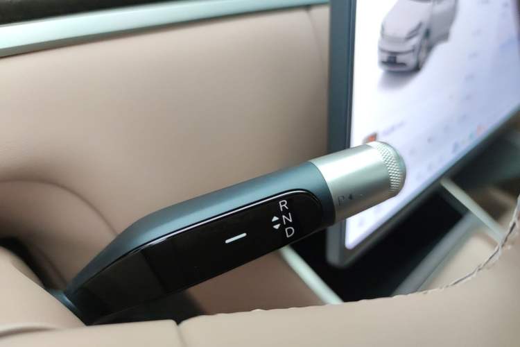 Used ONVO Luxeed L90 2025 Model—Ultra Six-Seater Version Gear Lever