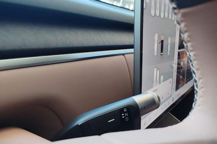 Used ONVO Luxeed L90 2025 Model—Ultra Six-Seater Version Gear Lever