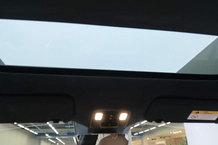 Used ONVO Luxeed L90 2025 Model—Max Six-Seater Version Headliner