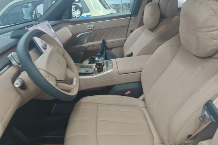Used ONVO Luxeed L90 2025 Model—Max Seven-Seater Version Left Front Seat