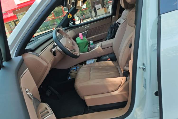 Used ONVO Luxeed L90 2025 Model—Ultra Six-Seater Version Left Front Seat