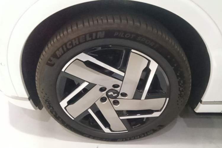 Used ONVO Luxeed L90 2025 Model—Max Six-Seater Version Left Front Wheel Hub