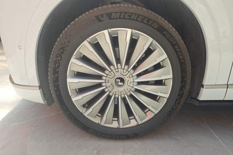 Used ONVO Luxeed L90 2025 Model—Ultra Six-Seater Version Left Front Wheel Hub
