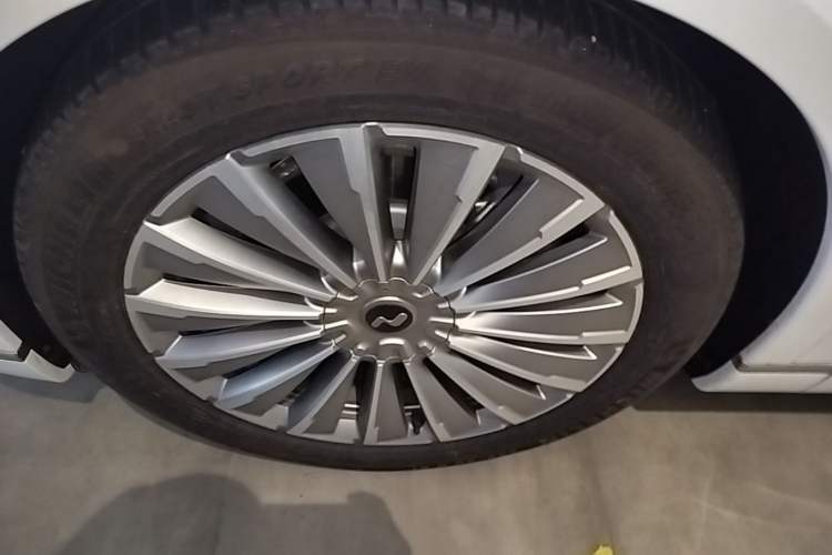 Used ONVO Luxeed L90 2025 Model—Max Six-Seater Version Left Front Wheel Hub