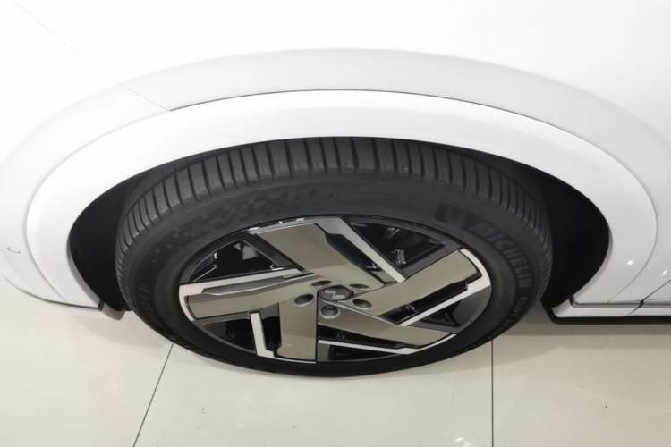 Used ONVO Luxeed L90 2025 Model—Max Six-Seater Version Left Front Wheel Hub