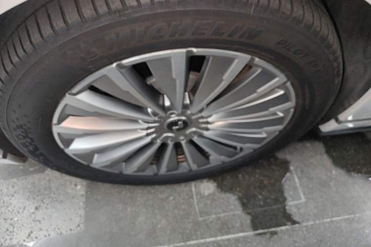 Used ONVO Luxeed L90 2025 Model—Ultra Six-Seater Version Left Front Wheel Hub