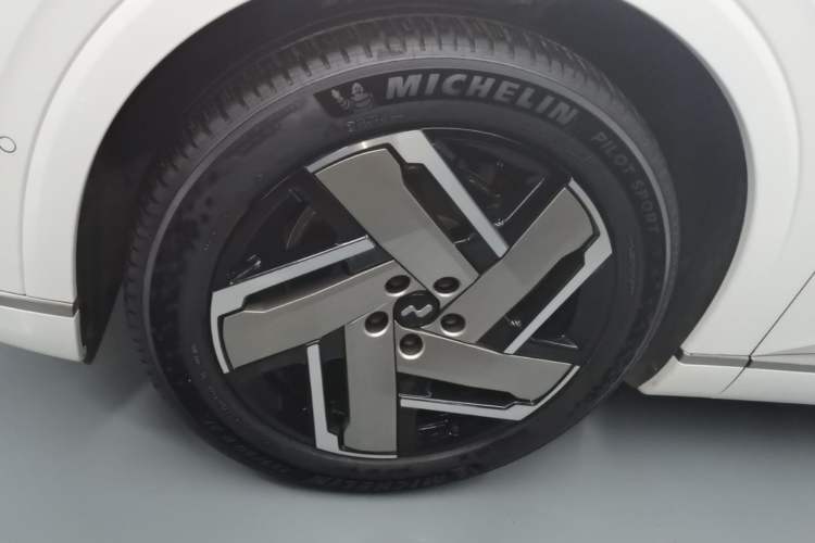 Used ONVO Luxeed L90 2025 Model—Max Six-Seater Version Left Front Wheel Hub