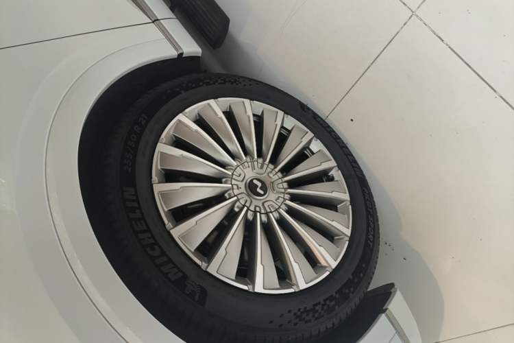 Used ONVO Luxeed L90 2025 Model—Ultra Six-Seater Version Left Front Wheel Hub