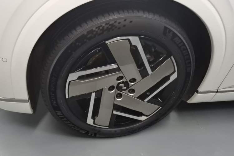 Used ONVO Luxeed L90 2025 Model—Max Six-Seater Version Left Front Wheel Hub