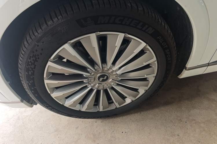 Used ONVO Luxeed L90 2025 Model—Max Six-Seater Version Left Front Wheel Hub
