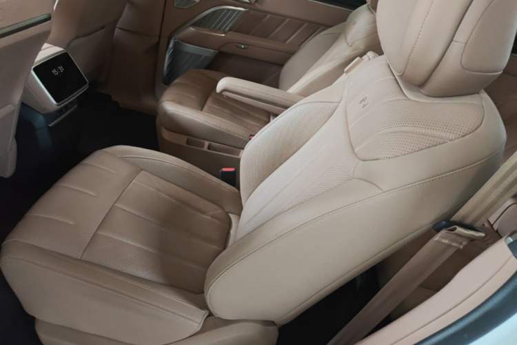 Used ONVO Luxeed L90 2025 Model—Ultra Six-Seater Version Left Rear Seat