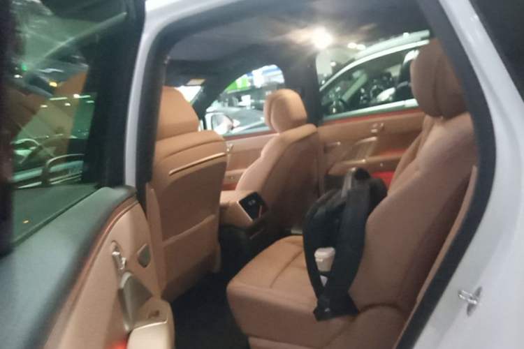 Used ONVO Luxeed L90 2025 Model—Max Six-Seater Version Left Rear Seat