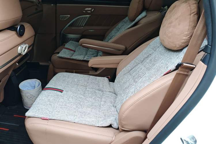 Used ONVO Luxeed L90 2025 Model—Ultra Six-Seater Version Left Rear Seat