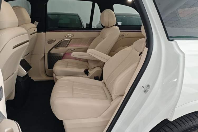 Used ONVO Luxeed L90 2025 Model—Ultra Six-Seater Version Left Rear Seat