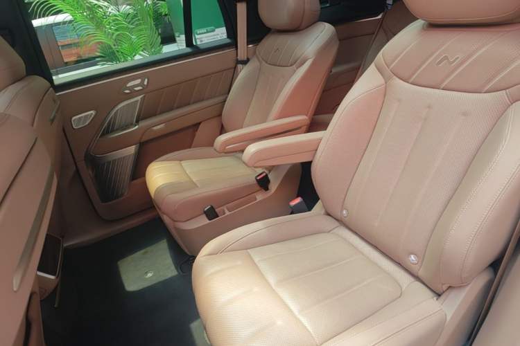 Used ONVO Luxeed L90 2025 Model—Ultra Six-Seater Version Left Rear Seat