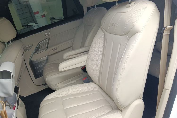 Used ONVO Luxeed L90 2025 Model—Max Six-Seater Version Left Rear Seat