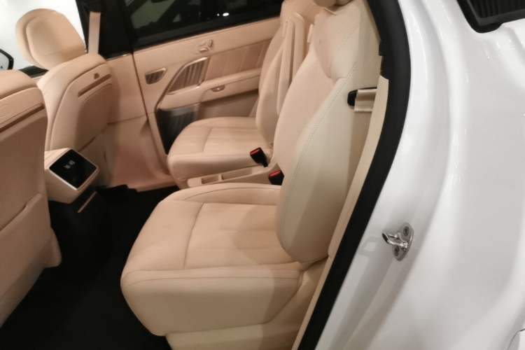 Used ONVO Luxeed L90 2025 Model—Max Six-Seater Version Left Rear Seat