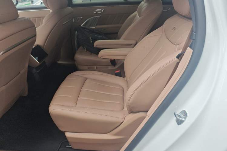 Used ONVO Luxeed L90 2025 Model—Ultra Six-Seater Version Left Rear Seat