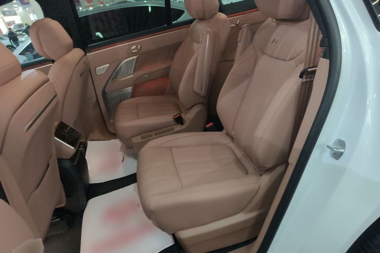 Used ONVO Luxeed L90 2025 Model—Max Six-Seater Version Left Rear Seat